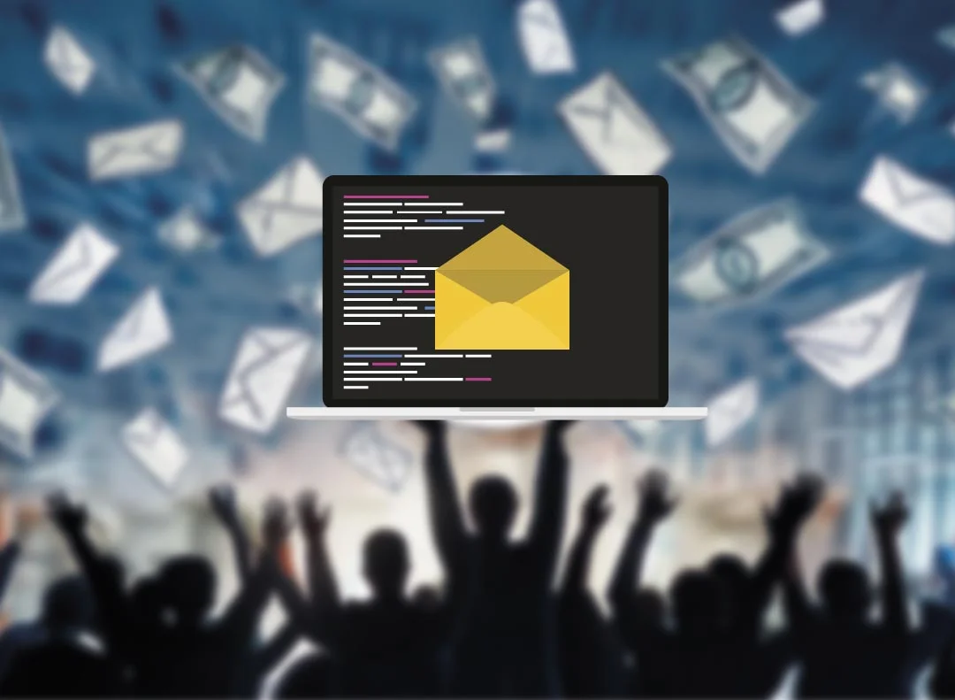 Läppärin ruudulla on kirjekuori ja taustalla on ihmisjoukko.