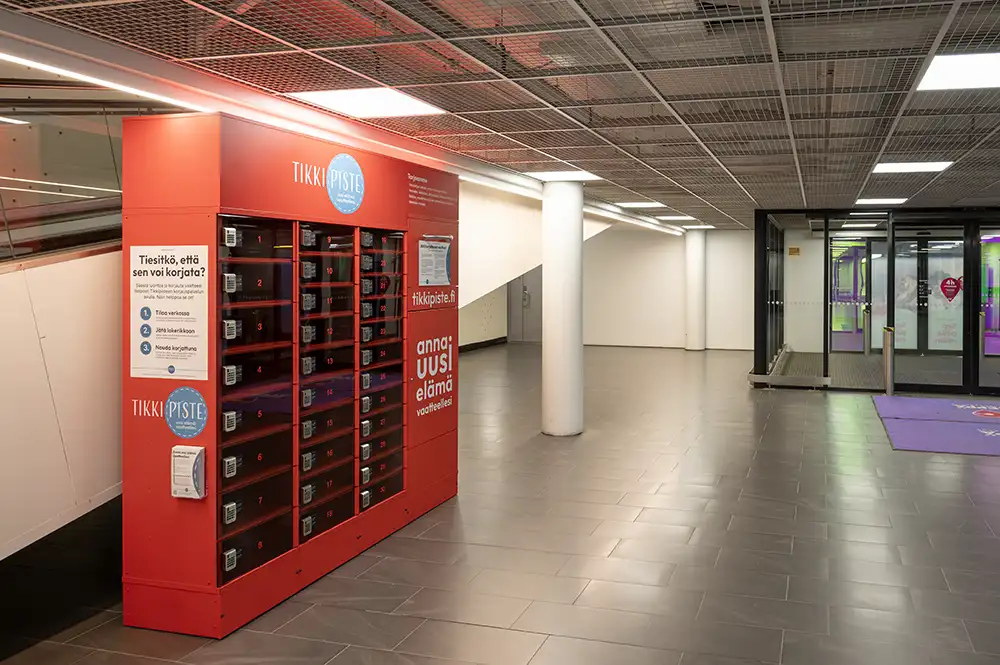 Tikkipisteen punainen älylokerikko Kauppakeskus Sepän P-kerroksessa Jyväskylässä.