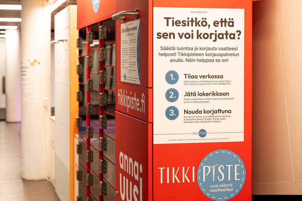 Tikkipisteen lokerikon päädyssä ohje: tilaa verkossa, jätä lokerikkoon ja nouda korjattuna.